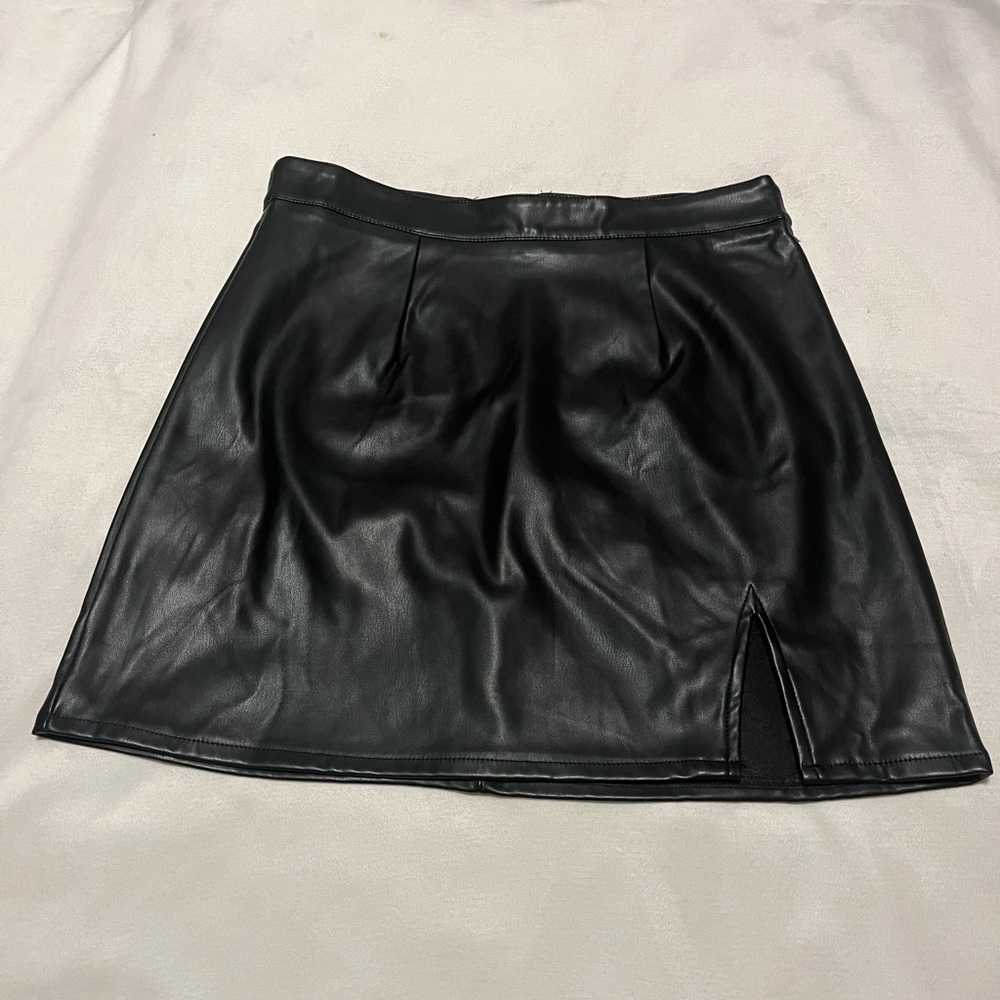 Kendall+Kylie Black Faux Leather Mini Skirt Size S Front Slit Trendy Edgy Chic - Picture 1 of 6
